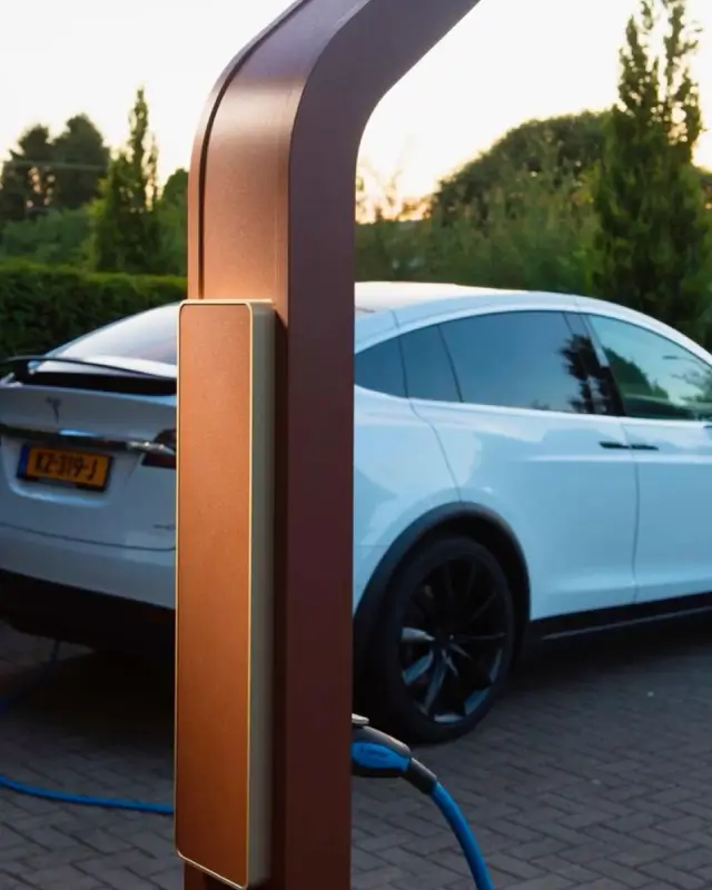 Véhicule électrique moderne branché à une borne de recharge