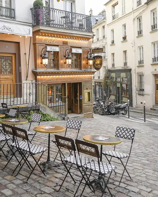 Café parisien et architecture de quartier, illustration d’un usage automobile quotidien