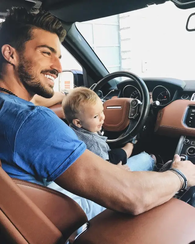 Famille avec enfant dans une voiture, illustration d’une mobilité familiale sereine
