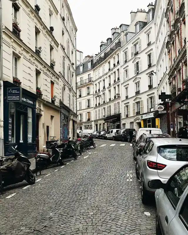 Rue parisienne avec voitures, illustration d’une comparaison adaptée à la conduite urbaine